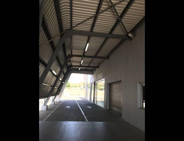 3,050M² SHOWROOM TO LET IN WATERVAL EAST